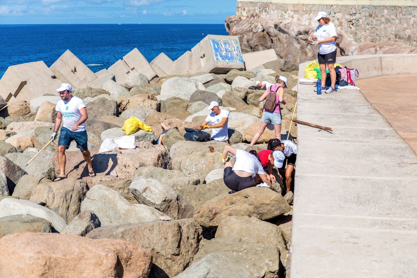 120 kilos de basura y 12.000 colillas en la playa de Puerto Rico